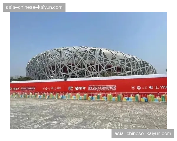 北京国际长跑节70周年暨北京半马10周年，从古都中轴到现代地标